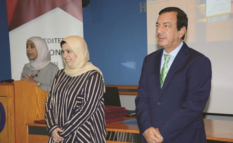 د.طالب الصراف وعايشة السميط ود.داليا الحناوي خلال الحفل ﻿