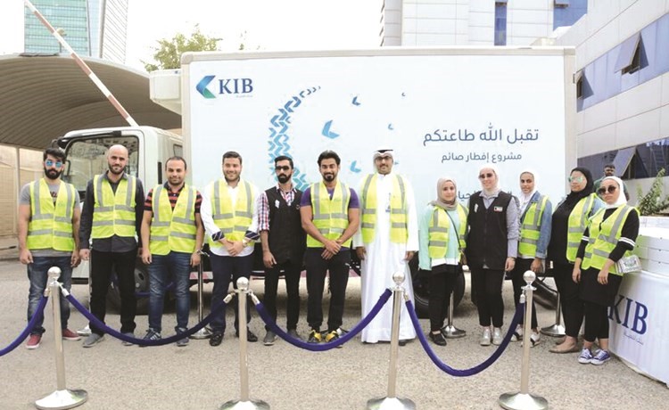 لقطة تذكارية خلال توزيع وجبات الإفطار على الصائمين﻿