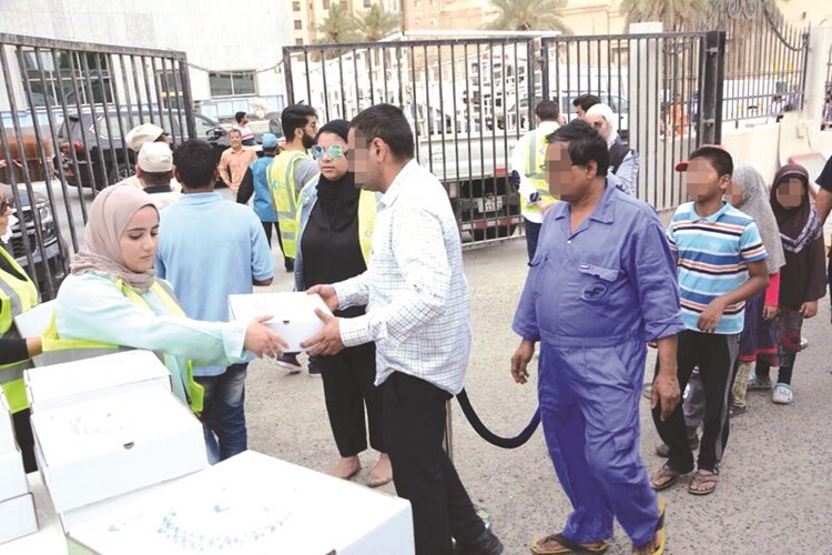 جانب من توزيع وجبات الإفطار﻿