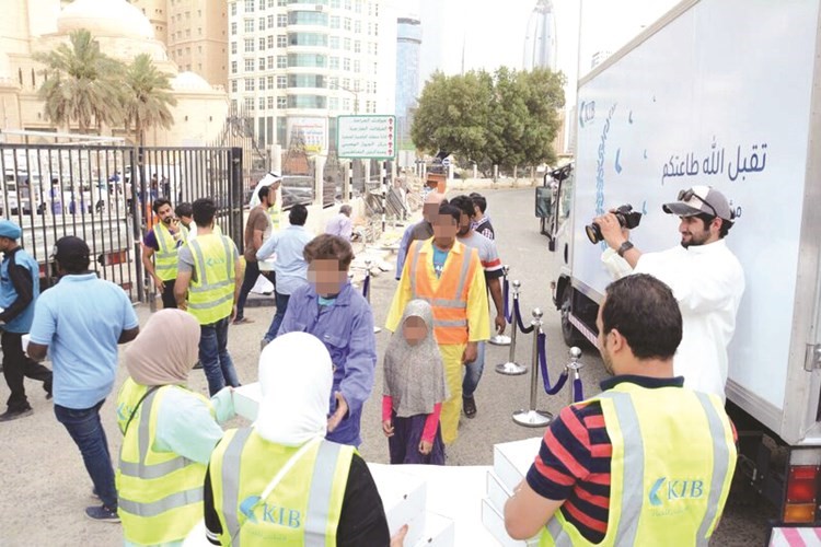 (KIB) يوزع الوجبات على الصائمين﻿