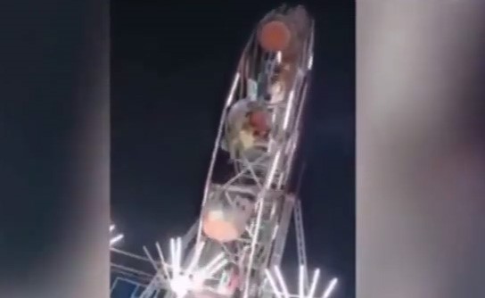 بالفيديو..شاهد سقوط مروع لفتاة من عجلة ملاهي