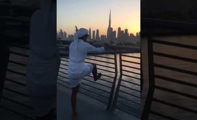بالفيديو.. مراهقون يقفزون من أعلى جسر قناة دبي المائية.. والشرطة تلاحقهم