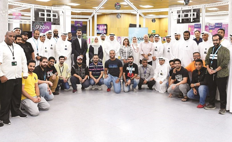 إيمان الروضان تتوسط مسؤولي الإدارة التنفيذية وموظفي مركز الاتصال﻿
