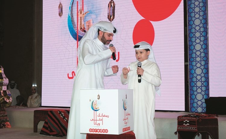 الإعلامي هاشم أسد يوزع الجوائز على الموظفين﻿