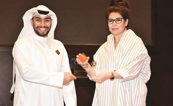 تكريم سحر دشتي نيابة عن البنك الأهلي المتحد من أكاديمية قلم ﻿