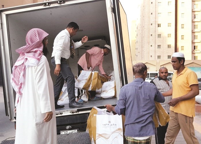 توزيع الوجبات على الصائمين﻿