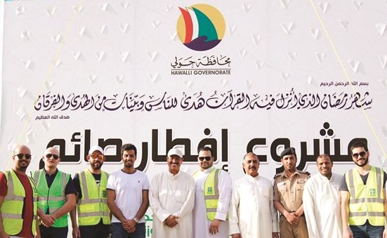 توزيع وجبات الافطار في حديقة حولي﻿