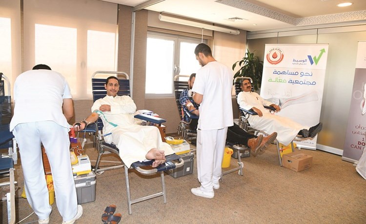 موظفو الوسيط للأعمال المالية يتبرعون بالدم﻿