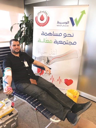 أحد الموظفين يتبرع بالدم﻿