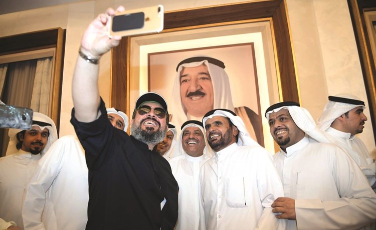 الشيخ طلال الفهد يلتقط سيلفي مع عدد من المهنئين بعودته إلى الكويت لقضاء فترة نقاهة لمدة اسبوعين	(محمد هاشم)﻿
