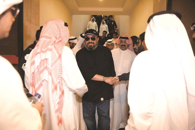 الشيخ أحمد اليوسف مستقبلا الفهد لحظة وصوله قاعة التشريفات﻿