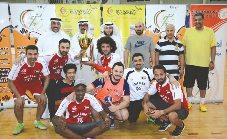 الحساوي والمندي والحيدر يسلمون الكأس للاعبي الخليج﻿