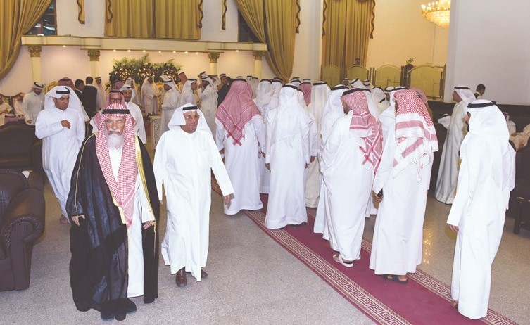 المهنئون بالشهر المبارك خلال غبقة المرداس	(احمد علي)﻿