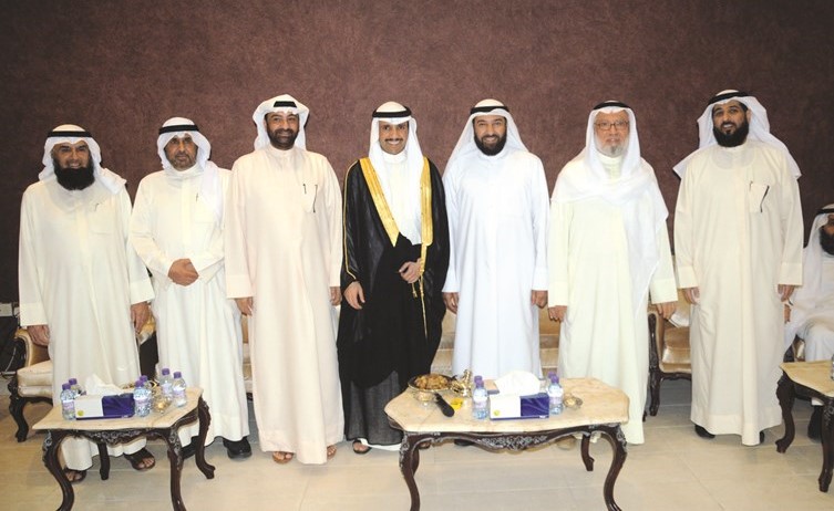 رئيس مجلس الأمة مرزوق الغانم متوسطا احمد باقر ود. علي العمير خلال استقبال التجمع السلفي	(زين علام)﻿
