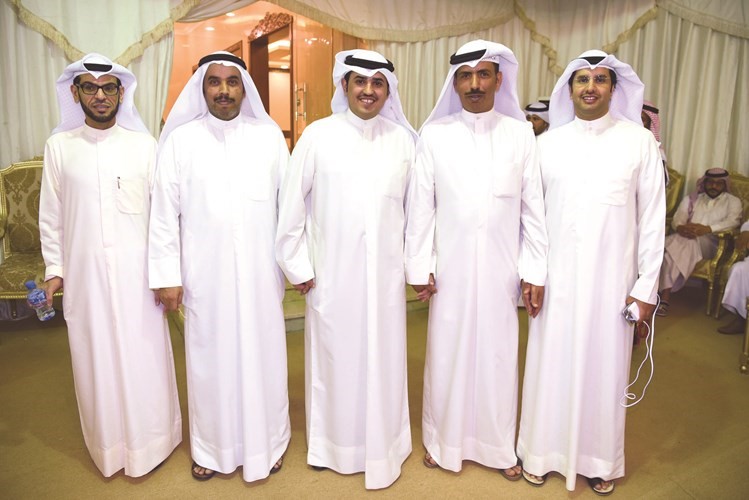 ناصر الدوسري متوسطا بعض الحضور﻿