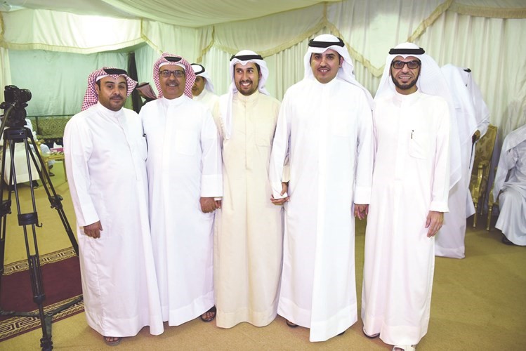 ناصر الدوسري متوسطا بعض الحضور﻿