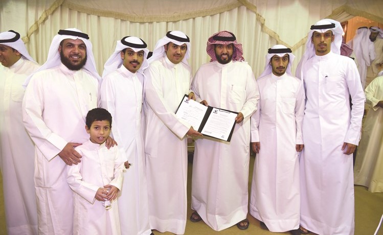 ناصر الدوسري يتلقى تكريما من أبناء الدائرة﻿
