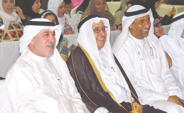 إبراهيم البغلي في مقدمة الحضور خلال الحفل ﻿