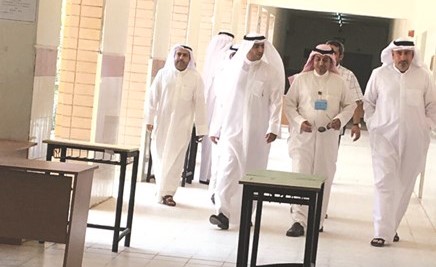 د.هيثم الأثري خلال الجولة في إحدى مدارس الجهراء﻿