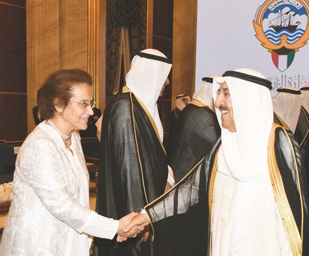 صاحب السمو الأمير الشيخ صباح الأحمد مصافحا أمل الحمد