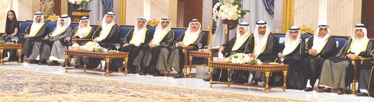متابعة من السفراء والديبلوماسيين الحضور﻿