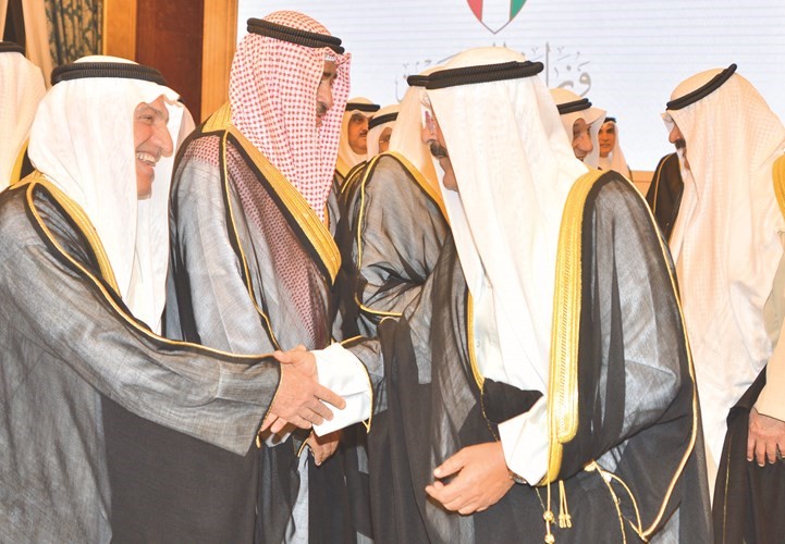 الشيخ مشعل الأحمد مصافحا محمد أبو الحسن ويبدو فيصل الحجي﻿