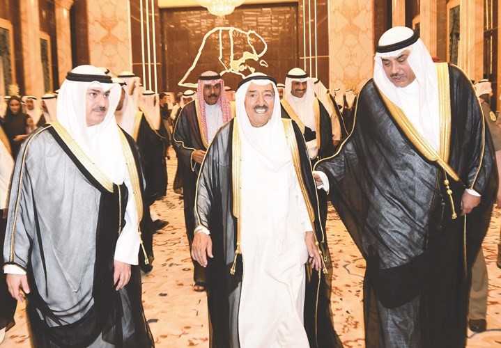 صاحب السمو الأمير الشيخ صباح الأحمد في حديث مع الشيخ صباح الخالد ويبدو سمو ولي العهد الشيخ نواف الأحمد ومرزوق الغانم والشيخ خالد العبدالله﻿