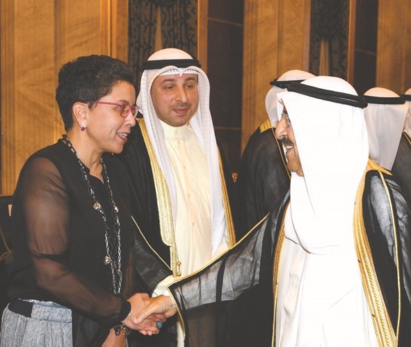 4 سمو الأمير مصافحا السفيرة ريم الخالد﻿