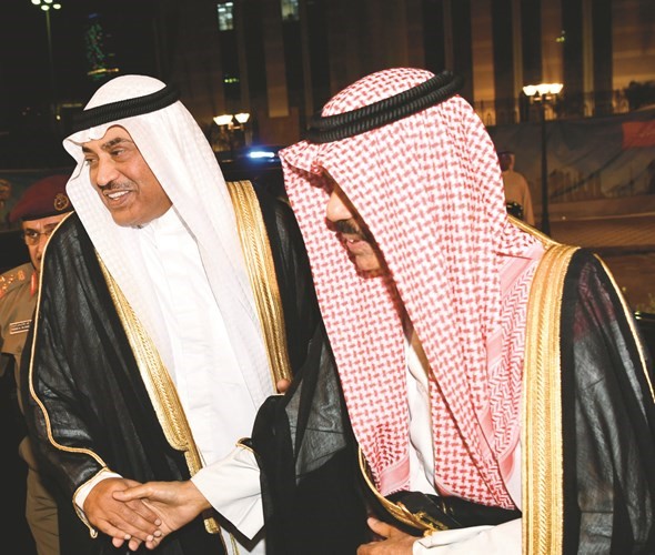 سمو ولي العهد لدى وصوله وفي استقباله الشيخ صباح الخالد﻿