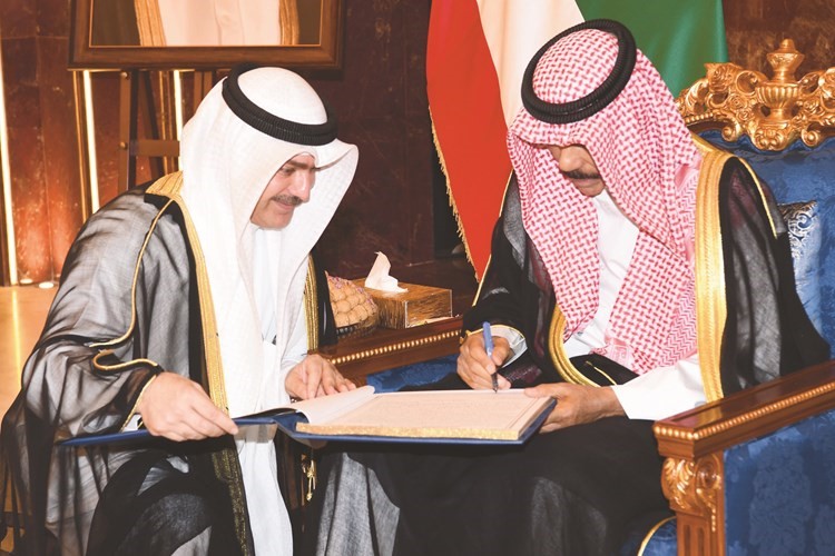  وسمو ولي العهد الشيخ نواف الأحمد يوقع في سجل الشرف﻿