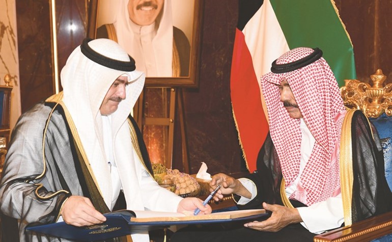 سمو ولي العهد موقعا في سجل الشرف﻿