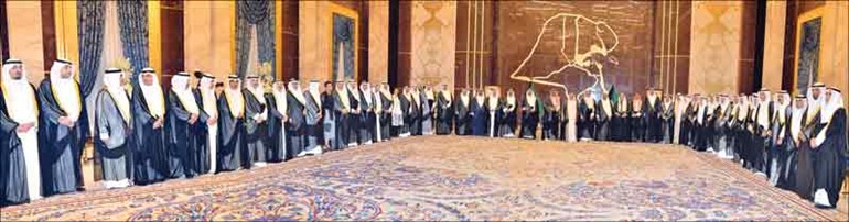  صاحب السمو الأمير الشيخ صباح الأحمد وسمو ولي العهد الشيخ نواف الأحمد ومرزوق الغانم والشيخ جابر العبدالله والشيخ فيصل السعود والشيخ مشعل الأحمد وسمو الشيخ ناصر المحمد ود. إبراهيم الدعيج والحضور في صورة تذكارية مع الشيخ صباح الخالد وخالد الجارالله وعدد من السفراء والديبلوماسيين ومنتسبي وزارة الخارجية