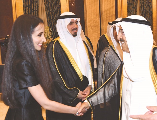 صاحب السمو مهنئا إحدى منتسبات وزارة الخارجية﻿