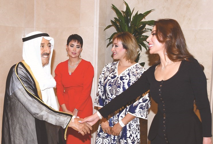 صاحب السمو الأمير الشيخ صباح الأحمد مصافحا منتسبات في وزارة الخارجية﻿
