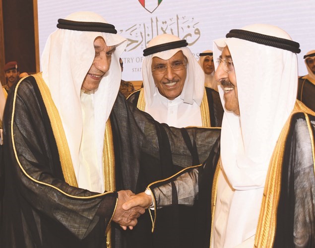 سمو الأمير مصافحا د. عبدالله بشارة﻿