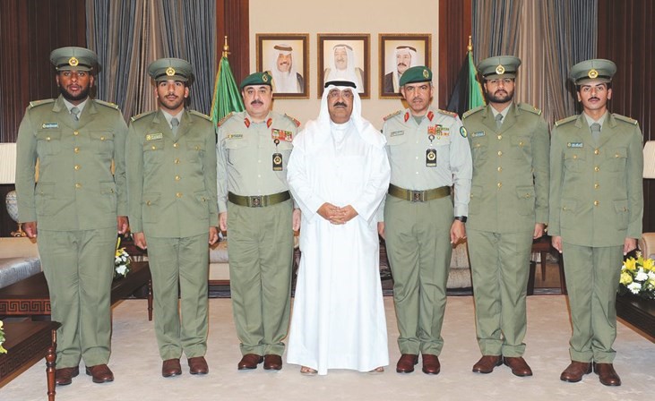 الشيخ مشعل الأحمد والفريق الركن هاشم الرفاعي واللواء الركن فالح شجاع مع الخريجين ﻿