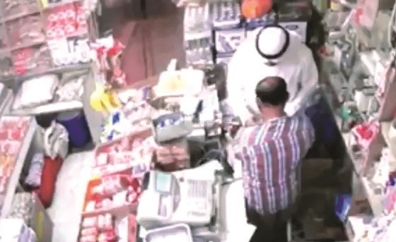 البدون يكلبش الوافد قبل اقتياده الى سيارة شقيقته﻿