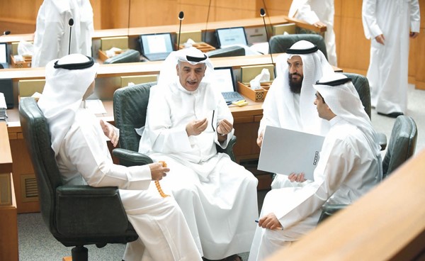 حوار بين رياض العدساني ومحمد هايف وشعيب المويزري ود.عبدالكريم الكندري أثناء الجلسة    (هاني الشمري)