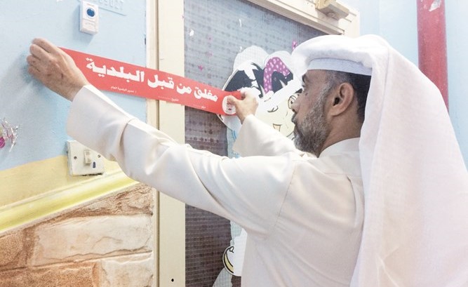 اغلاق أحد المحلات المخالفة1﻿