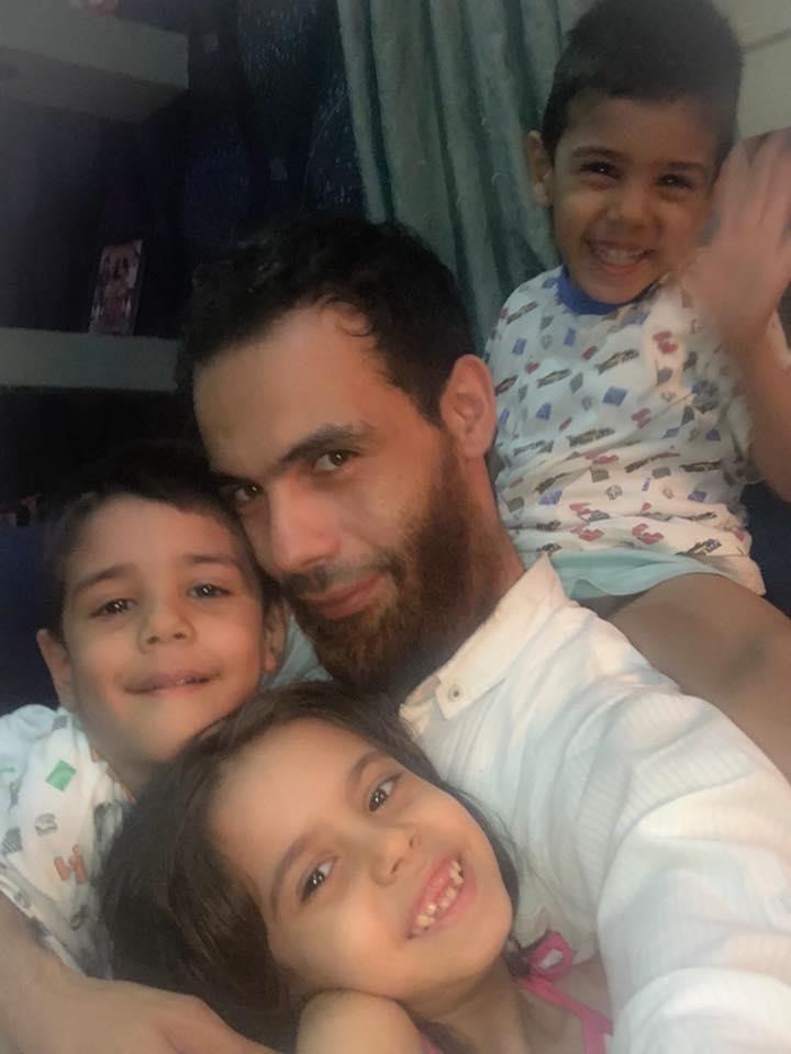 بالفيديو.. أبناء ممثل مصري يبكون بعد مقتله بـ"نسر الصعيد".. ومحمد رمضان: "أنا مقتلتوش "