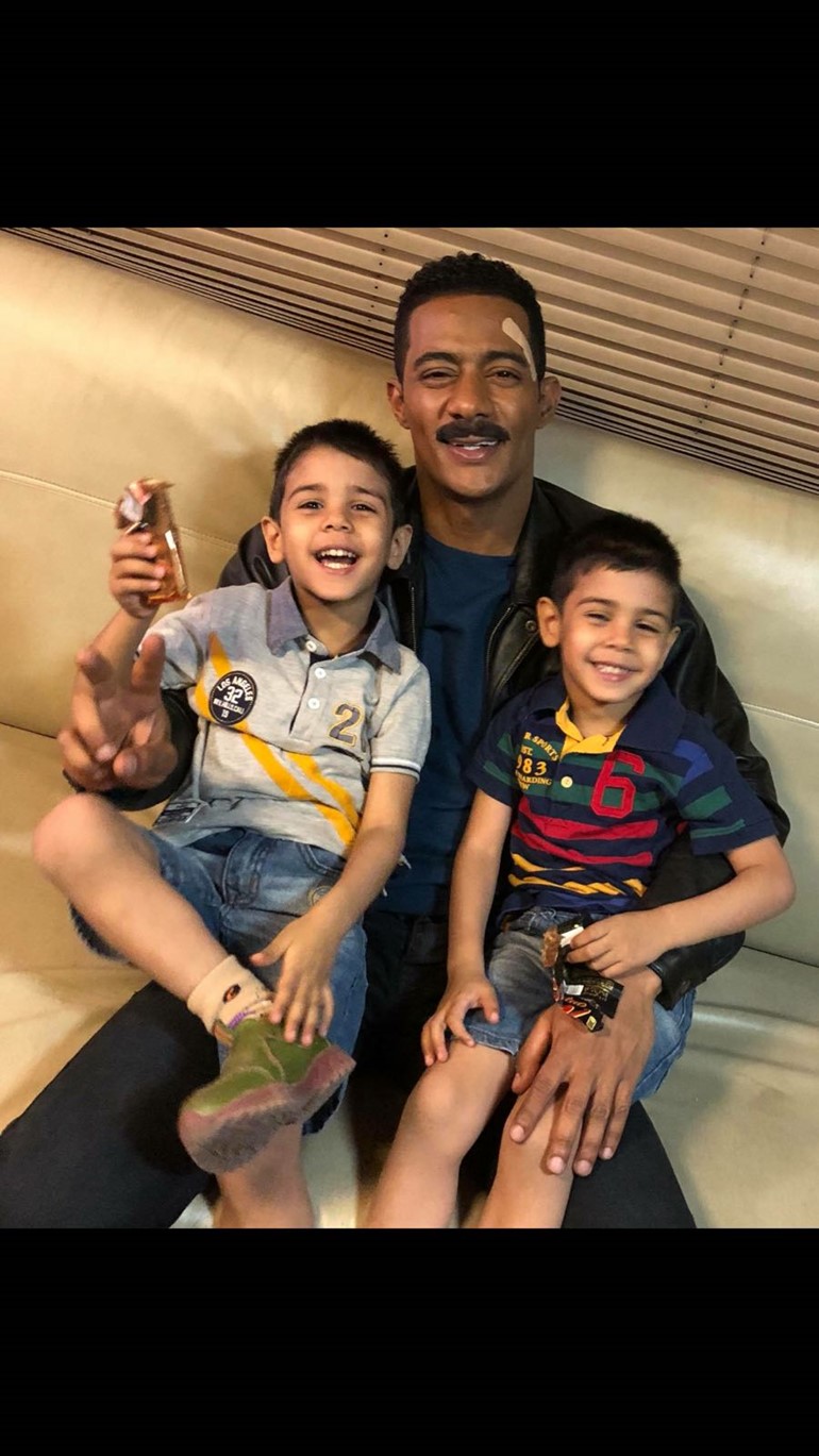 بالفيديو.. أبناء ممثل مصري يبكون بعد مقتله بـ"نسر الصعيد".. ومحمد رمضان: "أنا مقتلتوش "