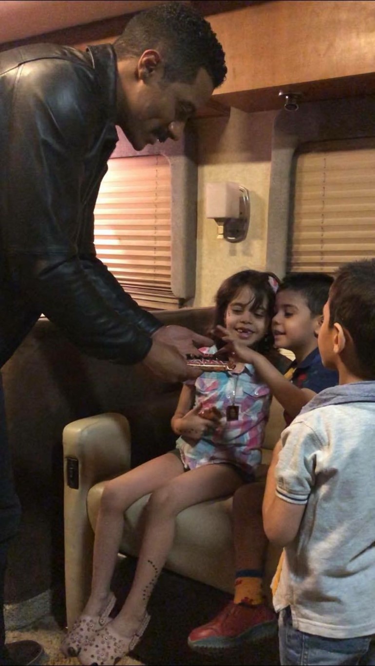 بالفيديو.. أبناء ممثل مصري يبكون بعد مقتله بـ"نسر الصعيد".. ومحمد رمضان: "أنا مقتلتوش "