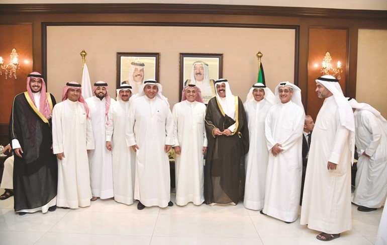 عبد الوهاب البدر مع عدد من المهنئين ﻿