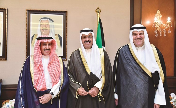 الشيخ د. ابراهيم الدعيج والشيخ سلمان الحمود يقدمان التهاني ﻿