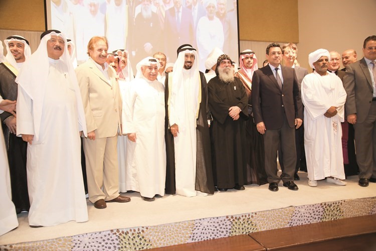 الشيخ علي الجابر والقمص بيجول والحضور في صورة جماعية﻿