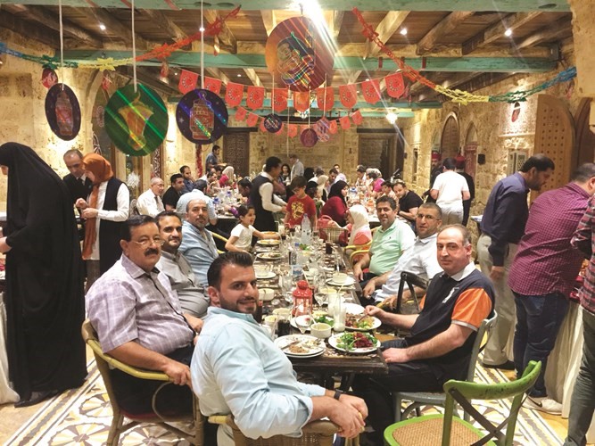 المدير العام م.علي حمود ورئيس المهندسين م.حسين حمود يتوسطان الموظفين أثناء الإفطار السنوي﻿