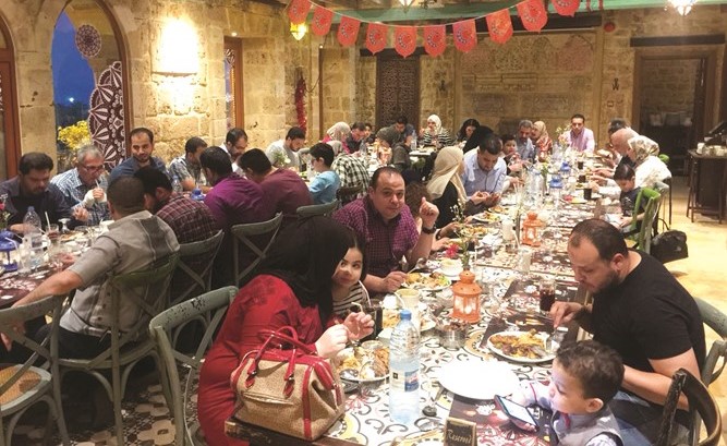 موظفو دار الهدية أثناء الإفطار﻿