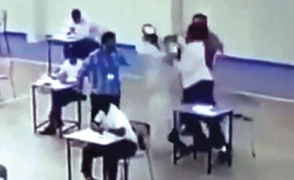 لحظة اعتداء الطالب على المدير هاشم الهاشمي