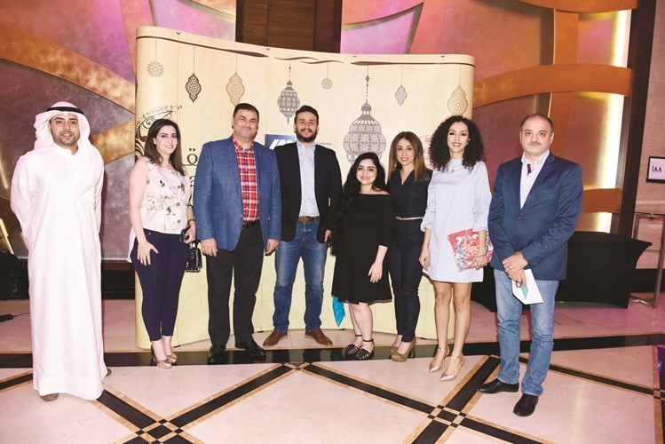 مدير ادارة التسويق والمبيعات متوسطا فريق عمل إدارة التسويق والمبيعات والزملاء من إدارتي التحرير والعلاقات العامة﻿
