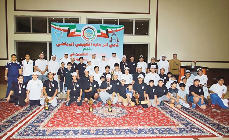 العتيبي والعصيمي يتوسطان المكرمين﻿